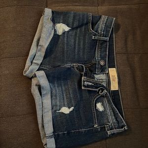 Womens hollister shorts ( SIZE 5 it will not allow me to put the correct size. )